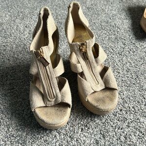 Michael Kors 5.5M beige wedge